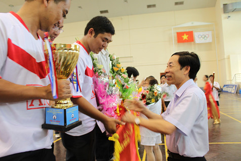 Lãnh đạo TCT trao cờ cho đội đoạt giải tại Hội khỏe HANDICO 2009